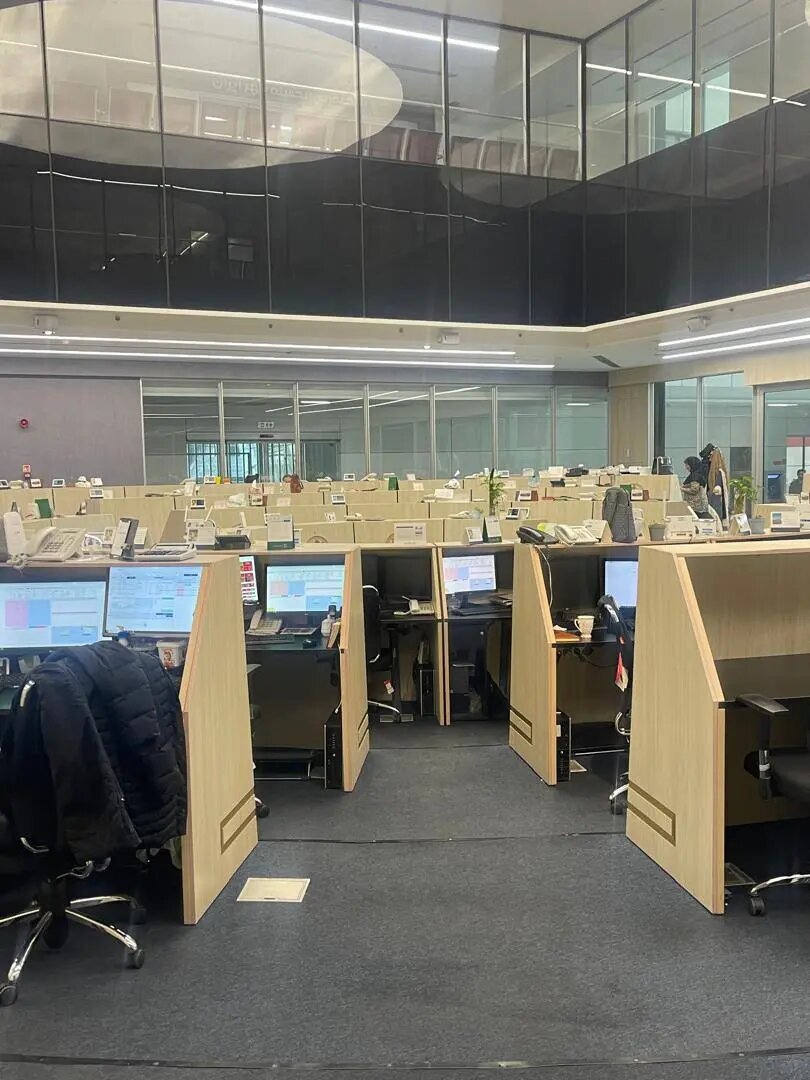 بورس رنگ خون گرفت / معامله گران تالار بورس را ترک کردند + عکس