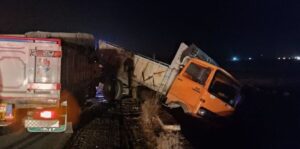 تصادف زنجیره‌ای خونین در جاده محلات – خمین / ۱۰ نفر زخمی شدند