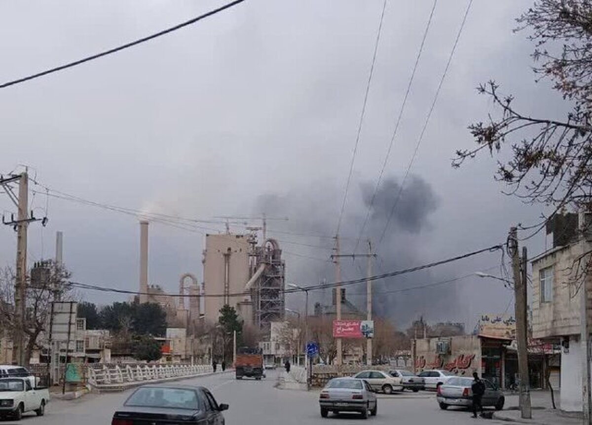 حریق در محوطه کارخانه سیمان / بررسی علت حادثه آغاز شد