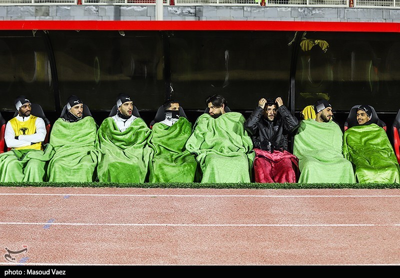 حمایت پرشورها از تراکتور در شب سرد تبریز/ تدبیر بازیکنان الدحیل برای فرار از سرما