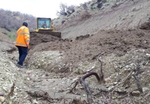 سکوت جاده‌های روستایی چاروسا و قطعی برق، مردم را در محاصره بحران قرار داد