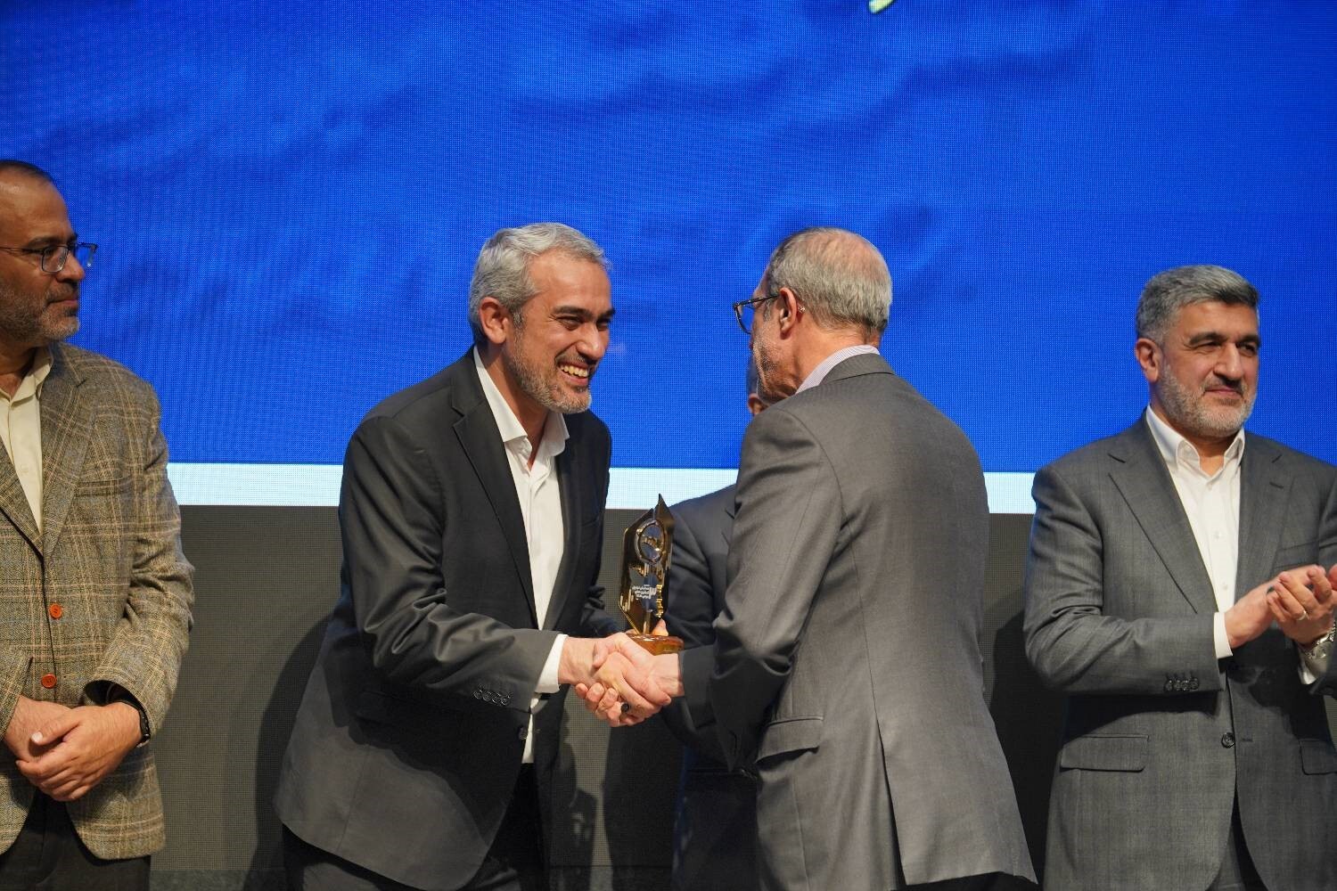 صندوق طلای «عیار» کارگزاری مفید، برنده تندیس برترین‌های بورس کالای ایران