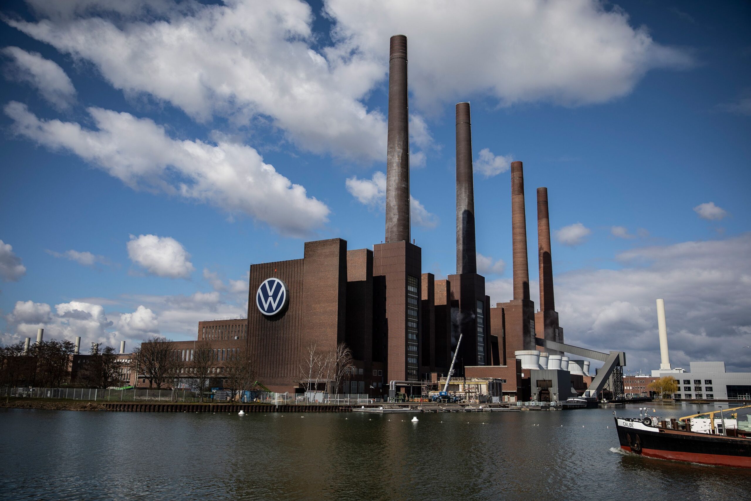 Germany: VW Wolfsburg plant reopens after coronavirus shutdown | CNN  Business
