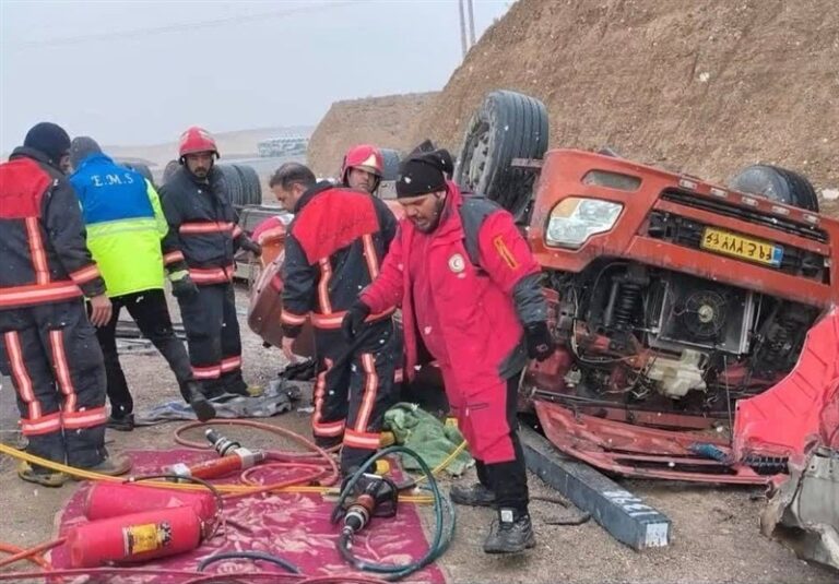 واژگونی تریلی در محور دامغان ـ سمنان با یک جان‌باخته