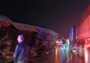 واژگونی اتوبوس در قطعه گرمسار محور تهران-مشهد؛ 11 نفرمصدوم شدند+تصاویر