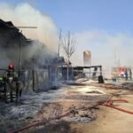 آتش‌سوزی گسترده یک گاراژ چوب‌بری در بزرگراه آزادگان/ ماجرا چه بود؟