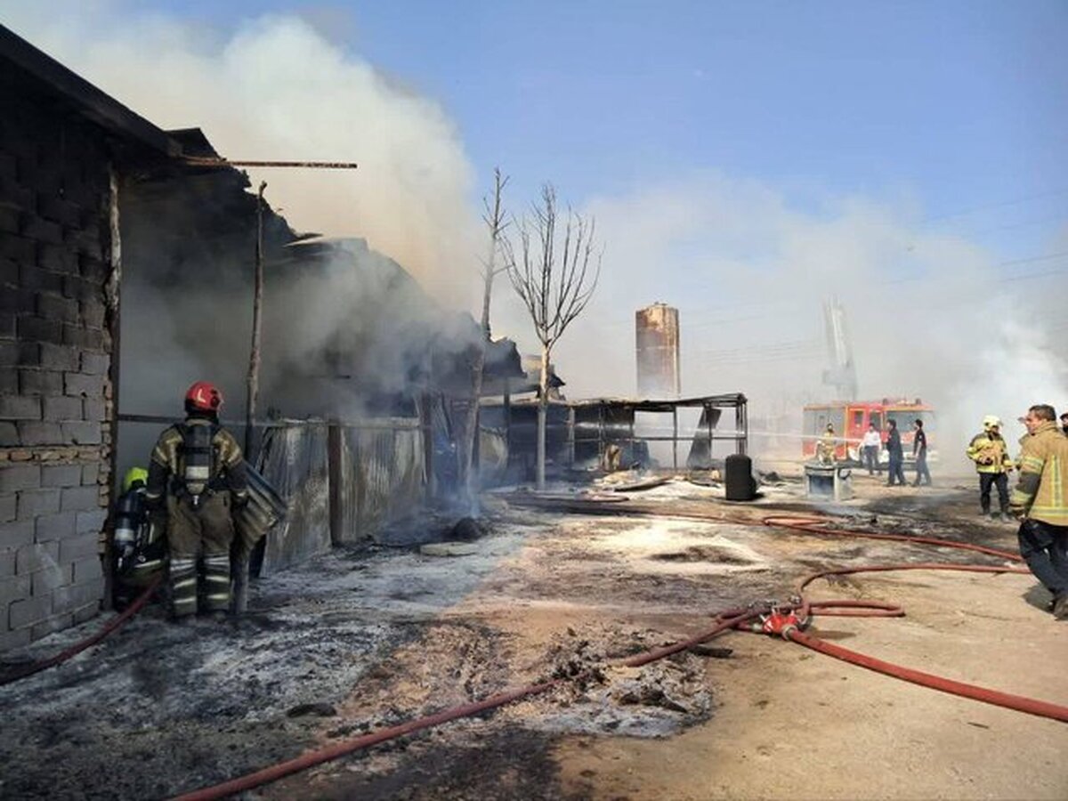 آتش‌سوزی گسترده یک گاراژ چوب‌بری در بزرگراه آزادگان/ ماجرا چه بود؟