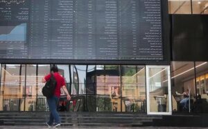 اوج گیری اختلاف قیمت دلار نیمایی و آزاد؛ کدام شرکت ها ضرر می کنند؟