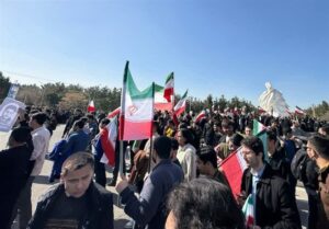 تجمع دانشجویان در دانشگاه فردوسی؛ سنگ‌پرانی دانشجونماها