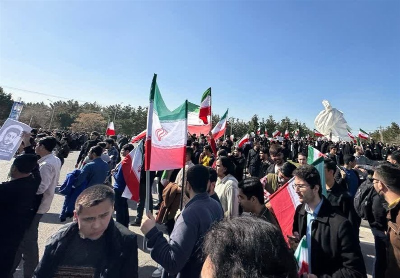 تجمع دانشجویان در دانشگاه فردوسی؛ سنگ‌پرانی دانشجونماها