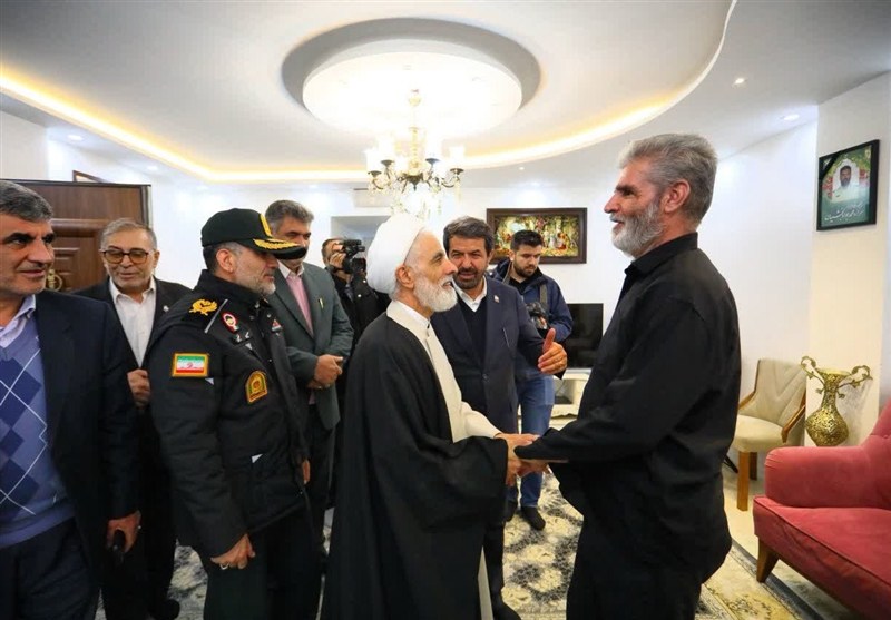 دیدار معاون حقوقی رئیس‌جمهور با خانواده شهید محمدجواد بخشیان+تصویر