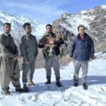 رهاسازی بزغاله وحشی نجات‌یافته از برف توسط محیط‌بانان در اورامان
