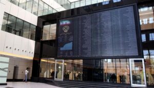 مانور برجامی بورس / راه شاخص کل و هم‌ وزن از هم جدا شد