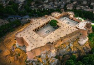 حمله موشکی اسرائیل به فلک‌الافلاک/ عرصه قلعه آسیب دید