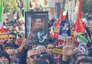 شیراز در سوگ قهرمانان دور از وطن/ تشییع باشکوه 24 شهید ناوشکن دنا