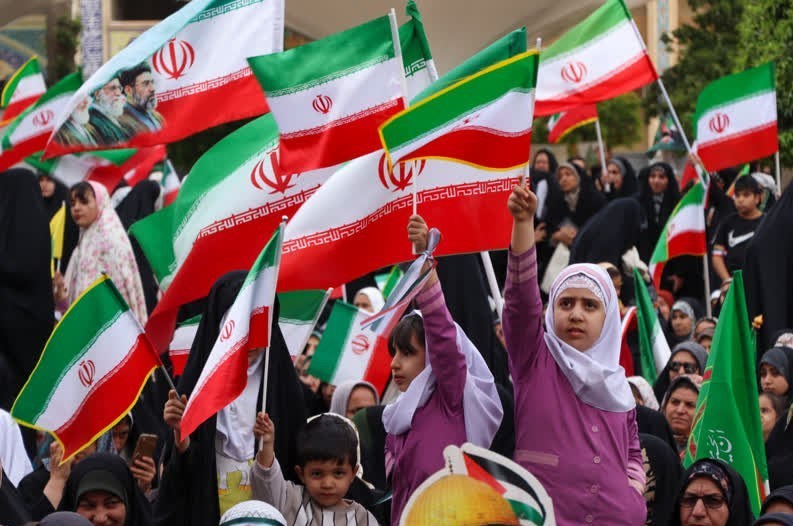 اجتماع بزرگ بانوان و دختران جان‌فدای شیرازی در حرم شاهچراغ (ع)+ تصاویر