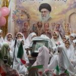 اجرای سرود «اینجا ایرانه» توسط دانش آموزان قوچانی در جشن تکلیف