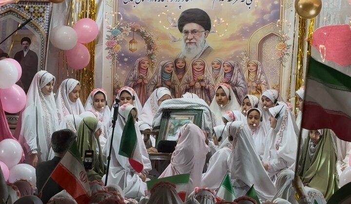 اجرای سرود «اینجا ایرانه» توسط دانش آموزان قوچانی در جشن تکلیف