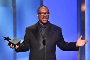 ادی مورفی با جایزه یک عمر دستاورد هنری تجلیل شد؛ این مرد بامزه است!