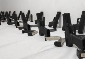 انهدام باند قاچاق سلاح و مهمات در کرمانشاه/ کشف 41 قبضه کلت کمری