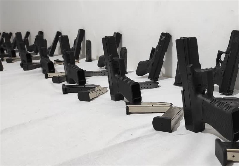 انهدام باند قاچاق سلاح و مهمات در کرمانشاه/ کشف 41 قبضه کلت کمری