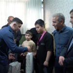 اهدای مدال جهانی نایب‌قهرمان کشتی نوجوانان به خانواده شهید در بهارستان