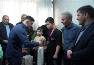 اهدای مدال جهانی نایب‌قهرمان کشتی نوجوانان به خانواده شهید در بهارستان