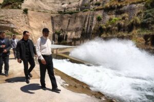 بازدید میدانی استاندار کرمانشاه از سد سرریز شده تنگ حمام