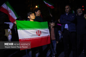 تجمع حماسی مردم همراه با یادواره شهدای جنگ رمضان در اردستان