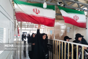 تردد بیش از ۱۱۴ هزار مسافر از مرز مهران در فروردین‌ماه