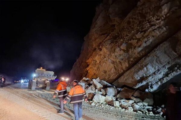 تصاویری از عملیات آواربرداری در آزادراه تهران-پردیس