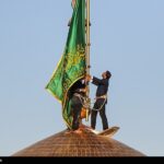 تعویض پرچم حرم رضوی در صبح میلاد ثامن الحجج(ع)