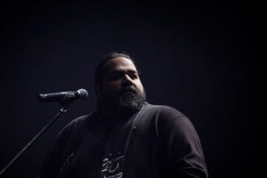 تلاش‌های یک کنش‌گر موسیقی در جنگ؛ «مشکی پوش» سنگ تمام گذاشت