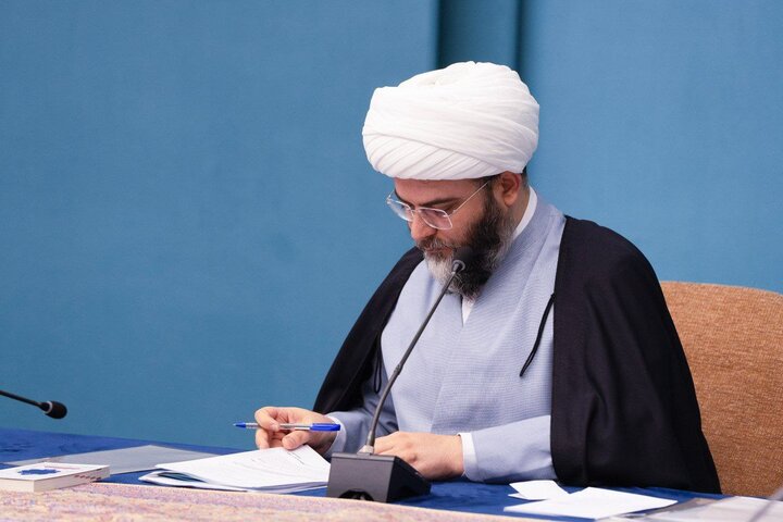 حجت الاسلام قمی: شیطان رو به روی ماست نه در بین ما؛ همه هم سنگریم