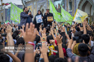 حضور خانواده شهید ماکان نصیری در اجتماع «مشت های گره کرده»
