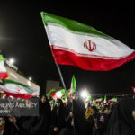 حضور مردم ایلام در خیابان زیر بارش باران