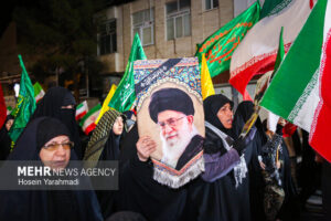 حضور مردم قم زیر باران در خیابان ها