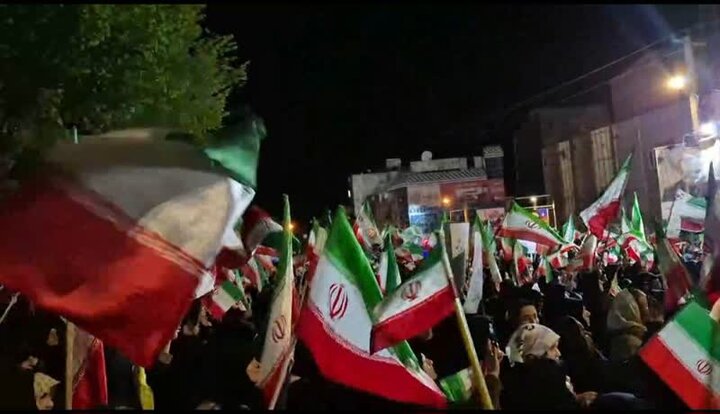 حضور پرشور مردم آزادشهر در تجمع شبانه حمایت از انقلاب