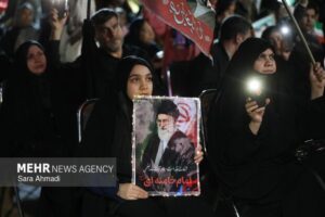 حضور پرشور مردم مشهد در شب پنجاه و هفتم