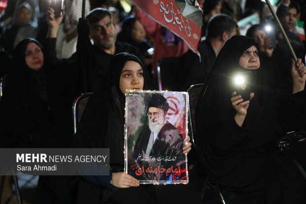 حضور پرشور مردم مشهد در شب پنجاه و هفتم