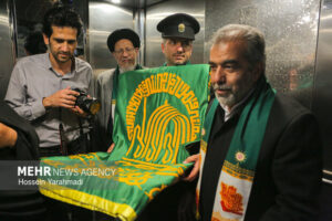 حضور کاروان زیر سایه خورشید در منزل شهید لاریجانی در قم