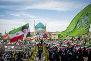 حضور ۴۰ هزار نفری نوجوانان در اجتماع «مشت های گره کرده» در حرم رضوی