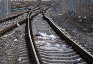 حمله آمریکایی ‌ـ صهیونی به پل راه‌آهن یحیی‌آباد کاشان؛ 2 نفر شهید شدند