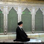 دستخط رهبر شهید انقلاب در دفتر یادبود حرم حضرت معصومه(س)