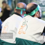 دسته خادمیاران رضوی ورامین در نمازجمعه دهه کرامت حاضر شدند