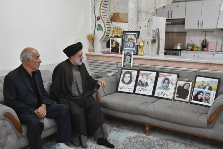 دیدار نماینده ولی‌فقیه در بنیاد شهید با خانواده شهدای جنگ رمضان