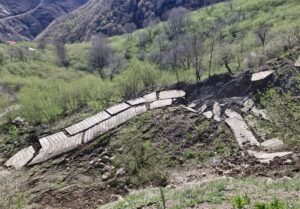رانش زمین در لشکان اشکور رودسر؛ جاده 300 متری تخریب شد