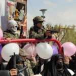 رژه اقتدار؛دختران تبریزی با سربند یا زهرا و سلاح ایمان، در صف ایستادگی