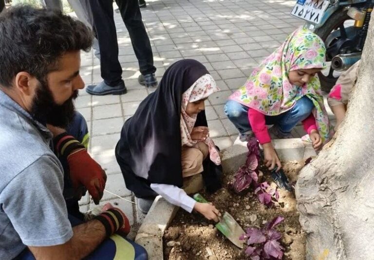 زندگی در تهران جاری است؛ لبخند خانواده‌ها در بوستان قائم