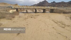 سیلاب چند مسیر ارتباطی در مهران و دهلران را مسدود کرد